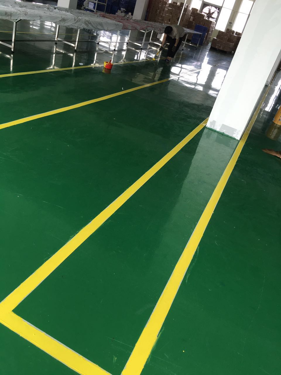 滄晟地坪漆廠家 環氧抗靜電地坪漆以上的坍渦壁不應沾有試樣