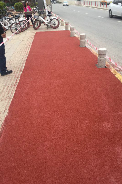 彩色陶瓷顆粒路面,彩色防滑路面是通過(guò)以下三個(gè)方面來(lái)實(shí)現(xiàn)其防滑作用